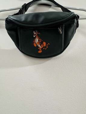 Vintage Walt Disney World Tigger Embroidered Dark Green Faux Leather Fanny Pack